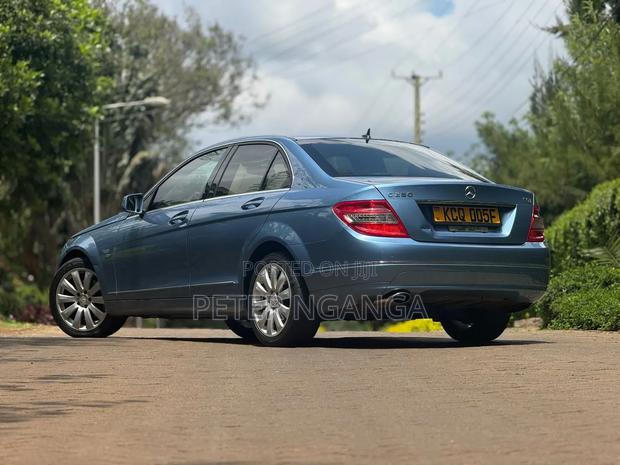 Mercedes-Benz C200 2011 Blue