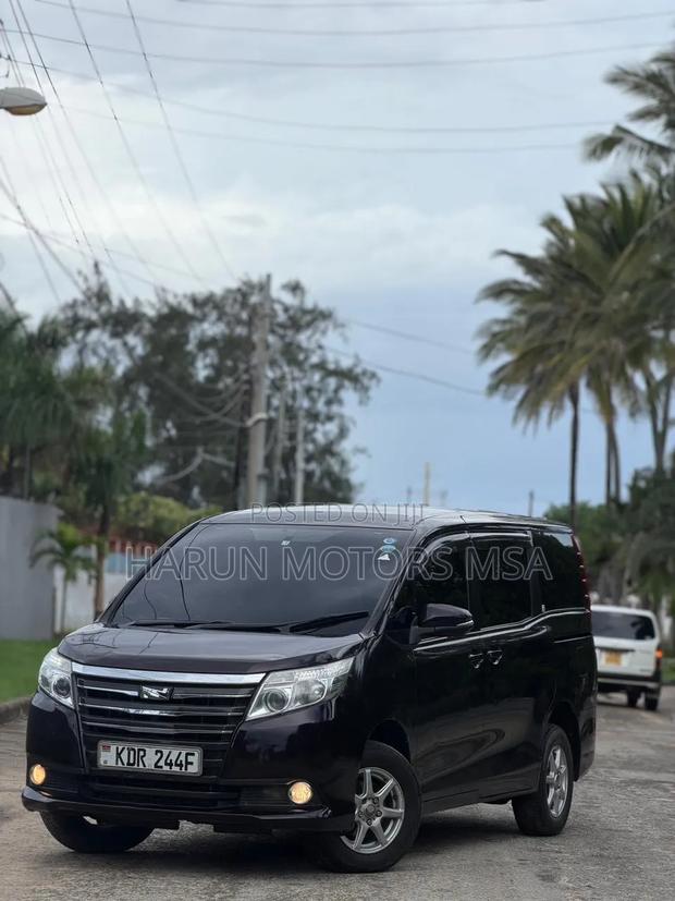 Toyota Noah 2017 Black