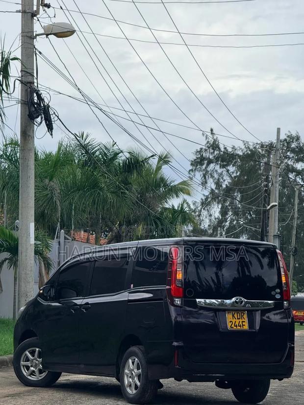 Toyota Noah 2017 Black
