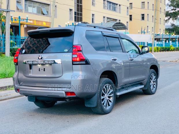 Toyota Land Cruiser Prado 2017 Gray