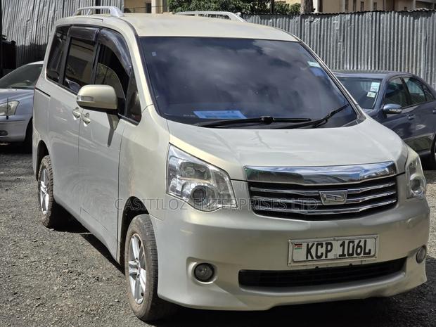 Toyota Noah 2.0 143hp FWD (8 Seater) 2012 Gold