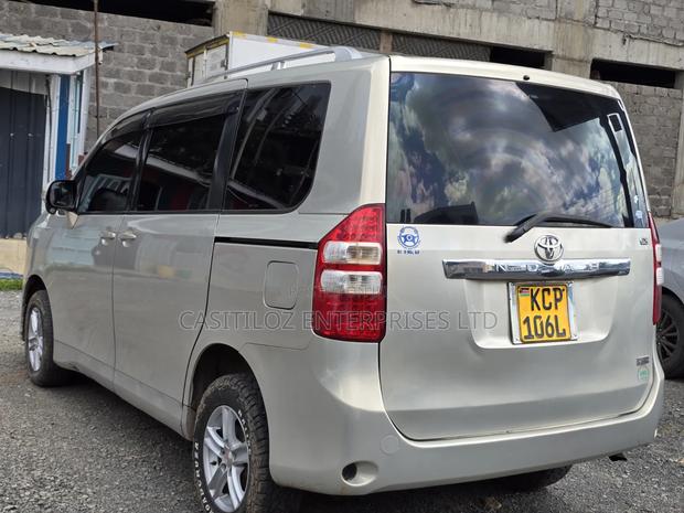 Toyota Noah 2.0 143hp FWD (8 Seater) 2012 Gold