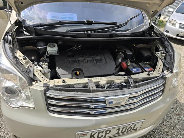 Toyota Noah 2.0 143hp FWD (8 Seater) 2012 Gold