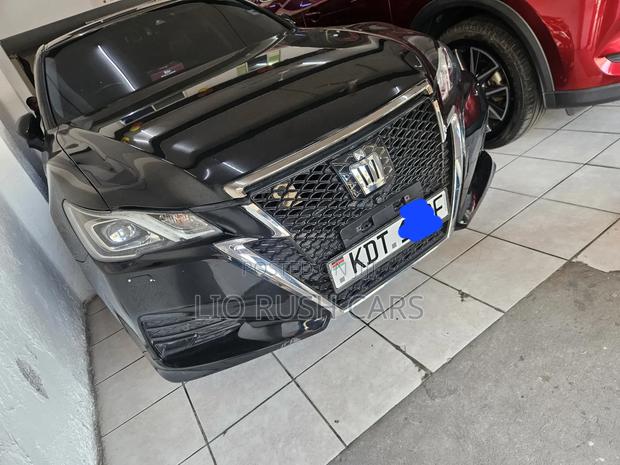 Toyota Crown 2018 Black
