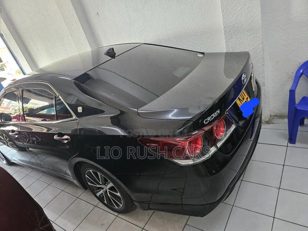 Toyota Crown 2018 Black