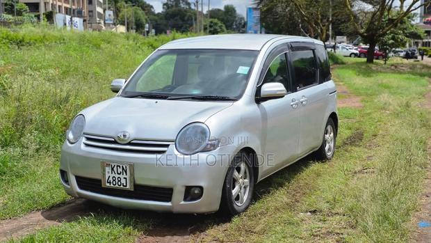 Toyota Sienta 1.5 FWD 2010 Silver