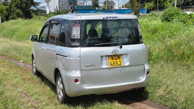 Toyota Sienta 1.5 FWD 2010 Silver