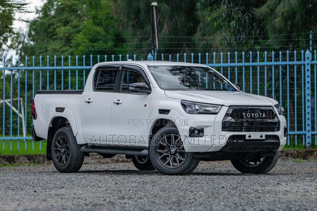 Toyota Hilux 2022 White
