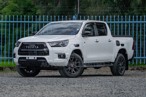 Toyota Hilux 2022 White