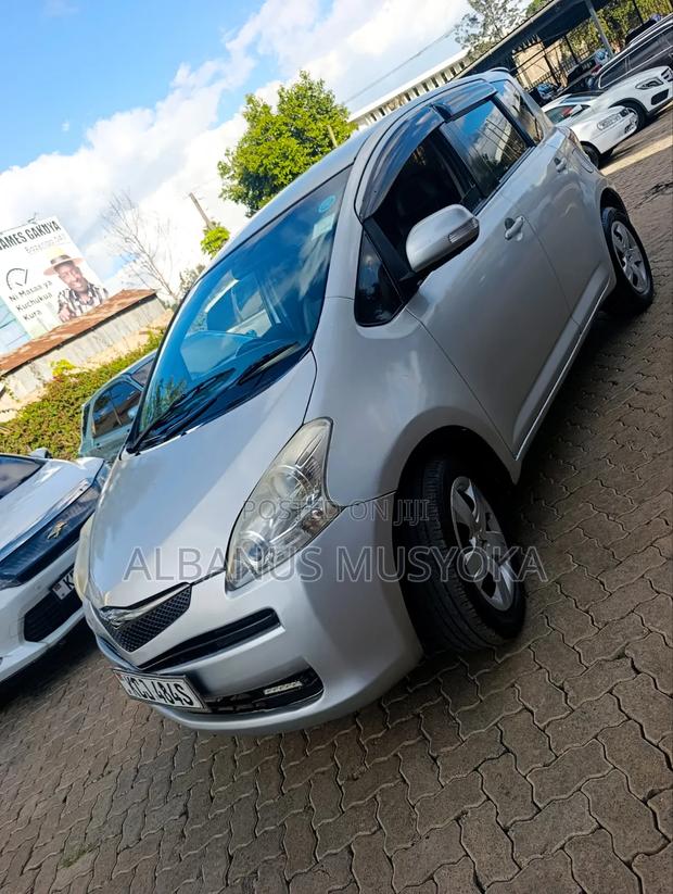 Toyota Ractis 2009 Silver