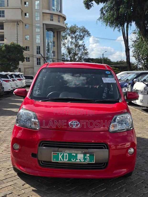 Toyota Porte 2018 Red