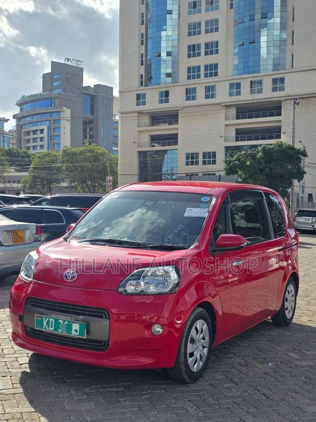 Toyota Porte 2018 Red