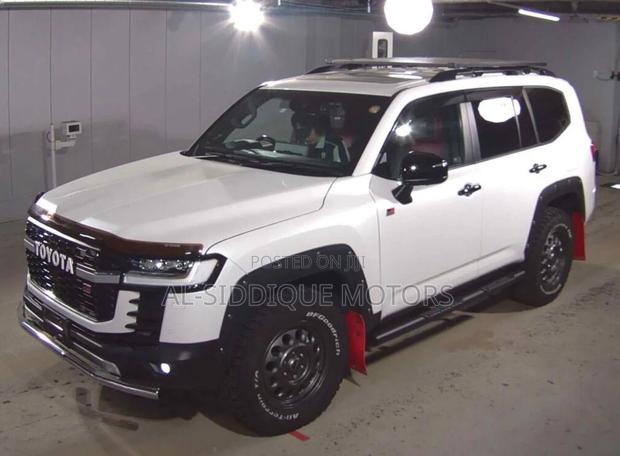 Toyota Land Cruiser LC300 2023 White