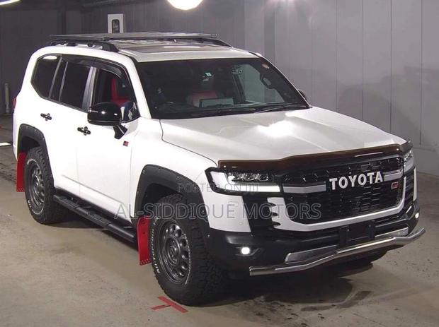 Toyota Land Cruiser LC300 2023 White