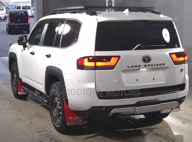 Toyota Land Cruiser LC300 2023 White