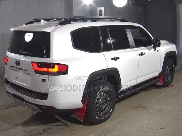 Toyota Land Cruiser LC300 2023 White