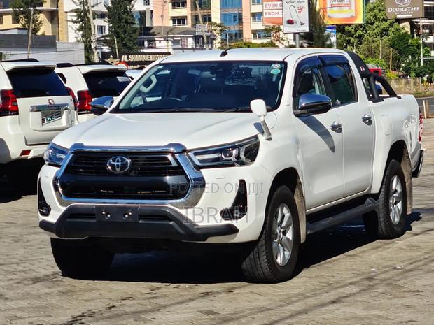 Toyota Hilux 2021 White