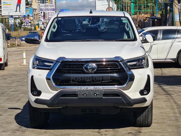 Toyota Hilux 2021 White