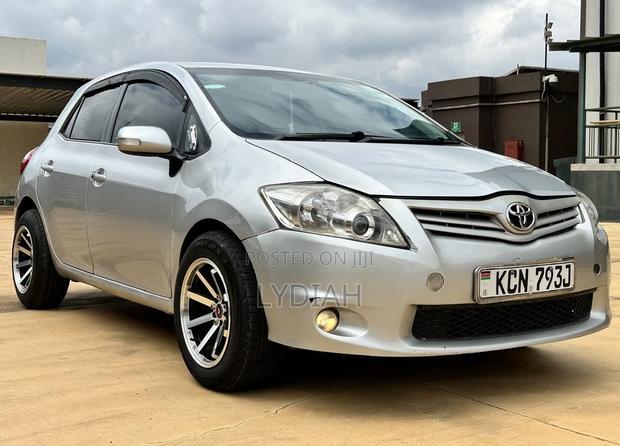 Toyota Auris 2011 Silver