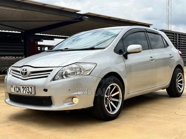 Toyota Auris 2011 Silver