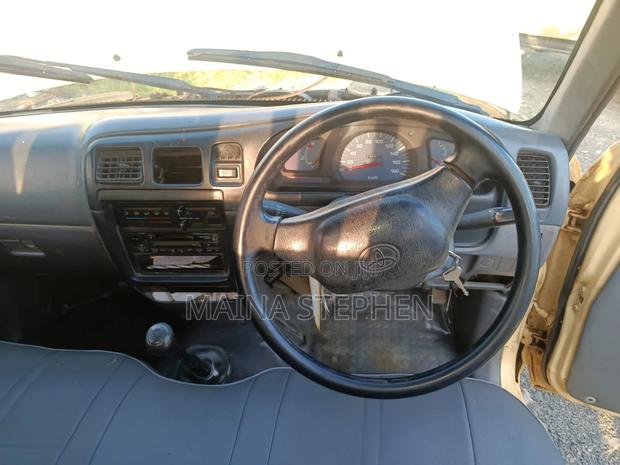 Toyota Hilux 2004 Beige