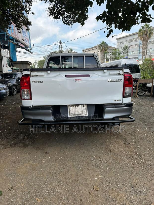 Toyota Hilux 2021 White