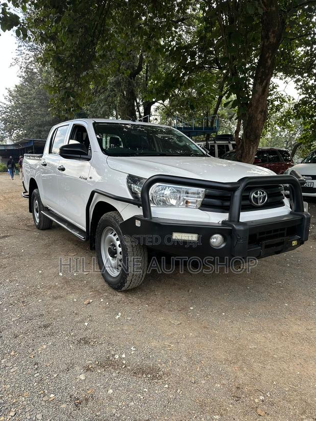 Toyota Hilux 2021 White