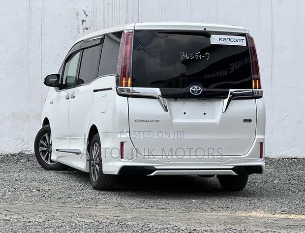 Toyota Esquire 1.8 FWD Hybrid (7 seater) 2019 White