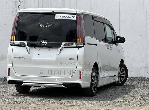 Toyota Esquire 1.8 FWD Hybrid (7 seater) 2019 White