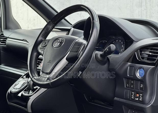 Toyota Esquire 1.8 FWD Hybrid (7 seater) 2019 White