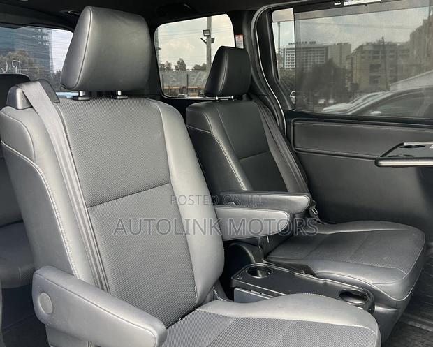 Toyota Esquire 1.8 FWD Hybrid (7 seater) 2019 White