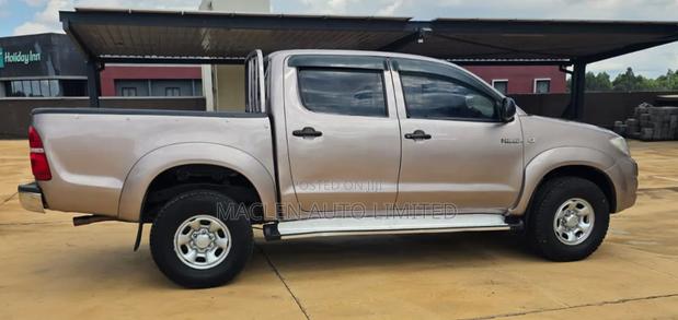Toyota Hilux 2009 Gray