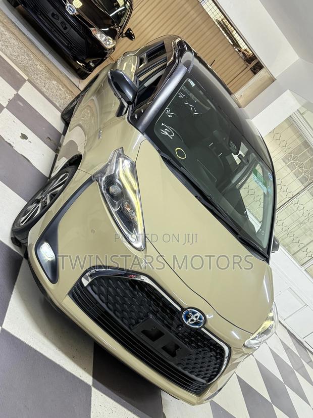 Toyota Sienta 1.5 Hybrid FWD 2019 Beige