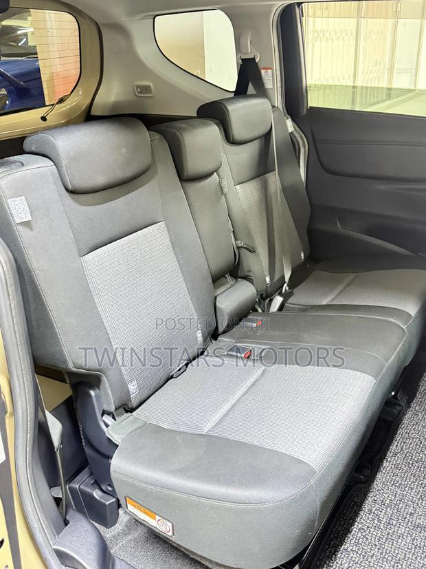 Toyota Sienta 1.5 Hybrid FWD 2019 Beige