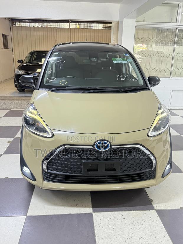 Toyota Sienta 1.5 Hybrid FWD 2019 Beige