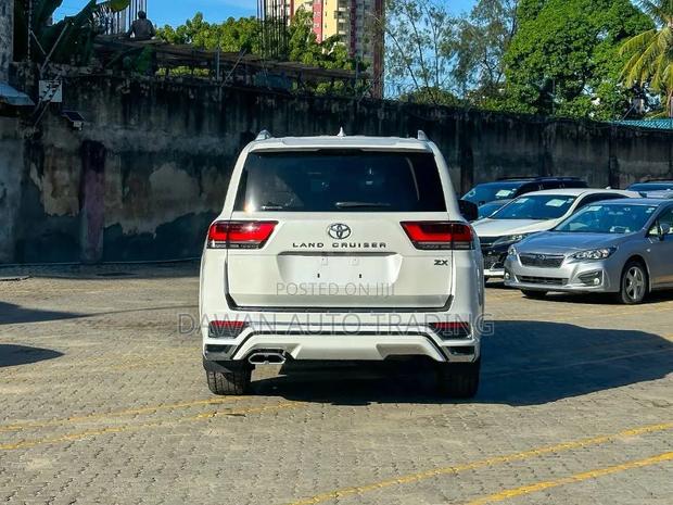 Toyota Land Cruiser LC300 2023 White