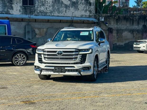 Toyota Land Cruiser LC300 2023 White