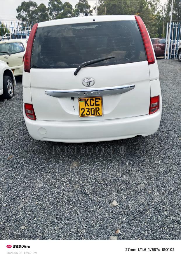 Toyota ISIS 1.8 Platana 2008 White