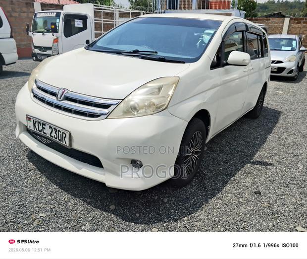 Toyota ISIS 1.8 Platana 2008 White