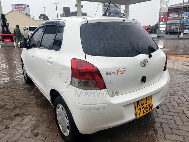 Toyota Vitz 1.0 FWD 5dr 2009 White