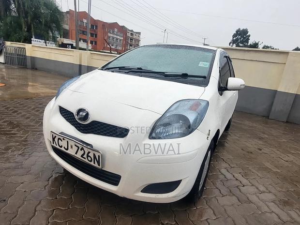 Toyota Vitz 1.0 FWD 5dr 2009 White