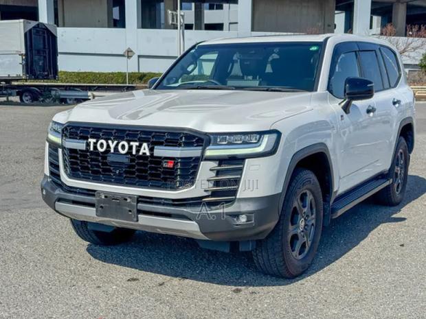 Toyota Land Cruiser LC300 2023 White