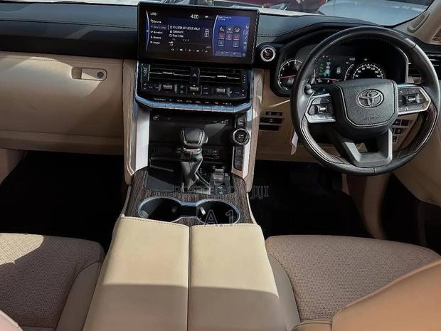 Toyota Land Cruiser LC300 2024 Pearl