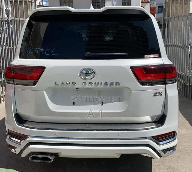 Toyota Land Cruiser LC300 2023 Pearl