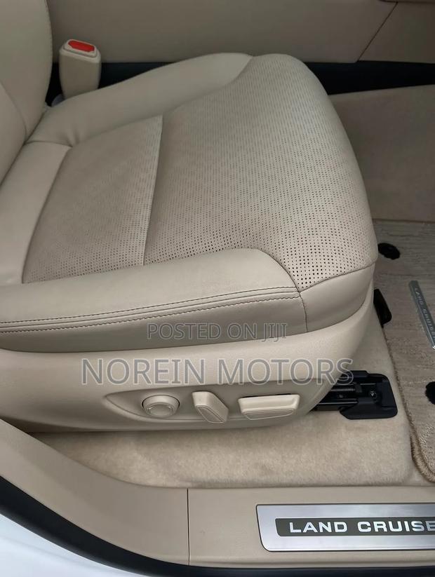 Toyota Land Cruiser LC300 2024 White
