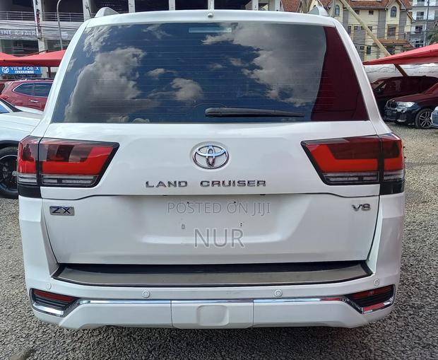 Toyota Land Cruiser 2011 White