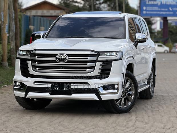 Toyota Land Cruiser LC300 2023 White