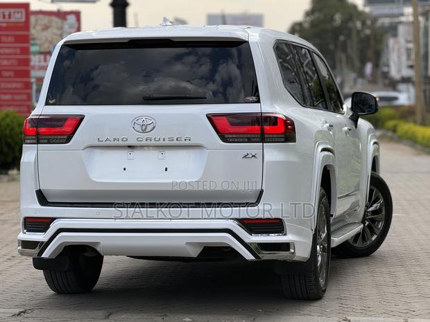 Toyota Land Cruiser LC300 2023 White