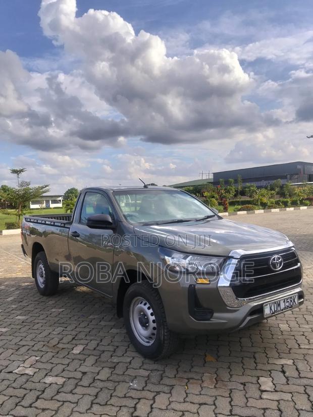 Toyota Hilux 2024 Brown