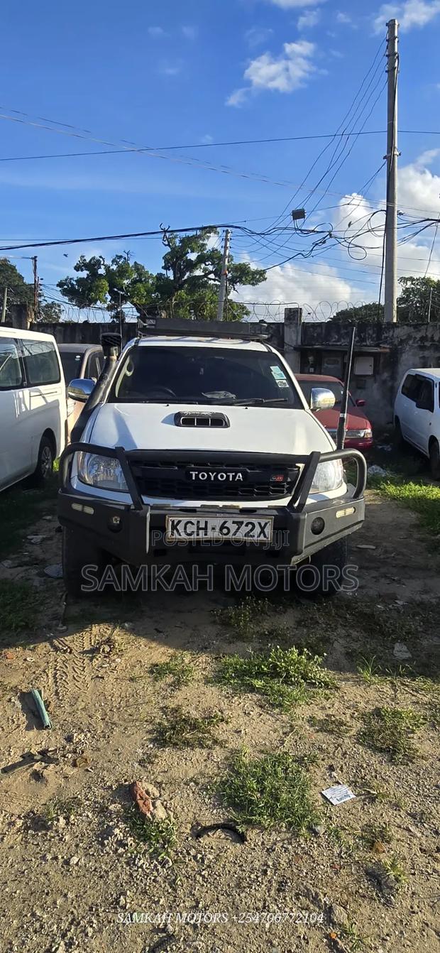 Toyota Hilux 2012 White